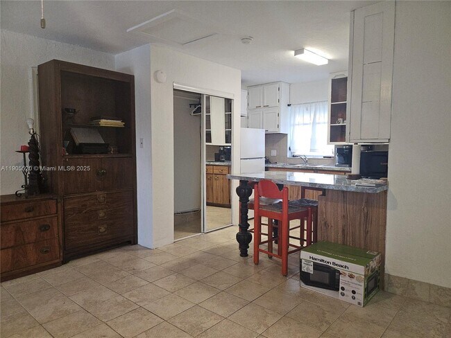 Building Photo - 305 SE 12th Ave