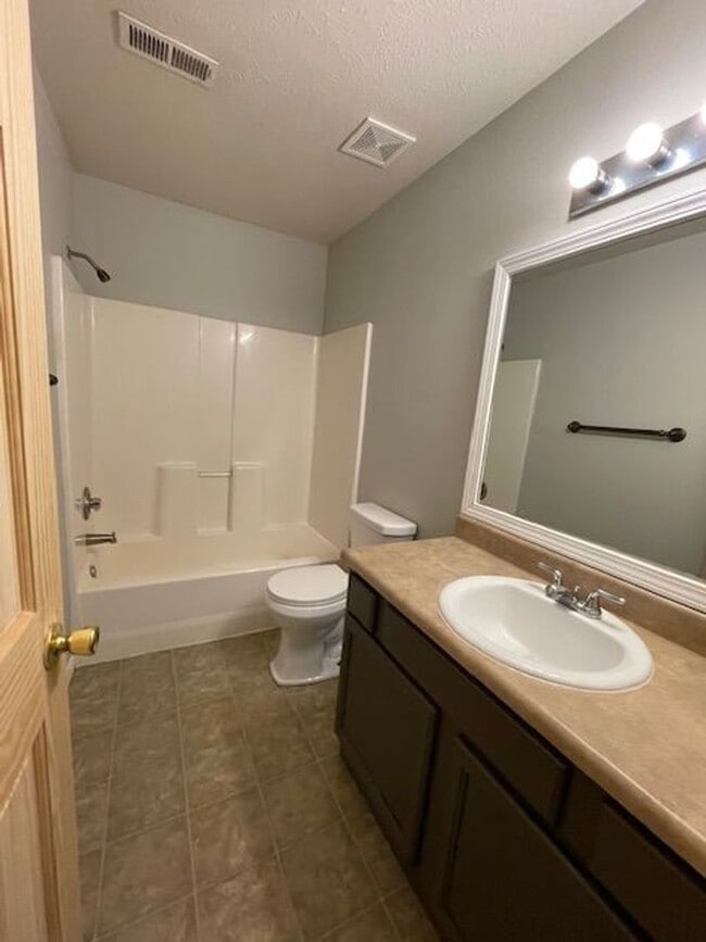 Building Photo - 3 Bedroom Home in Merriam Woods!