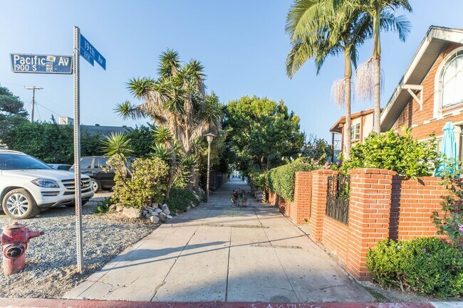 Building Photo - 25 19th Ave