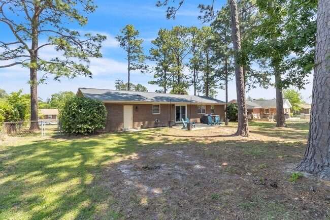 Building Photo - Updated 3 Bedroom, 2 Bath Home – Minutes from Fort Bragg!