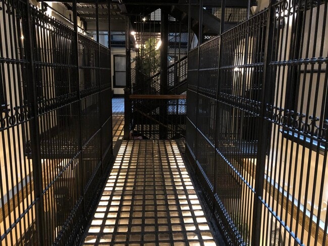 Building Photo - 2800 N Pine Grove Ave