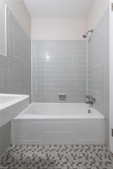 Building Photo - 344 Woodview Ave