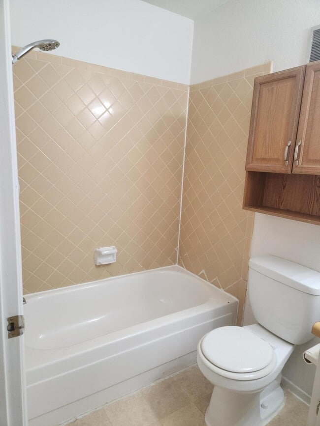 Building Photo - 1212 Chelwood Park Blvd NE