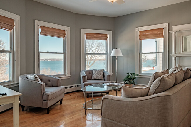 Living area - 168 Eastern Promenade