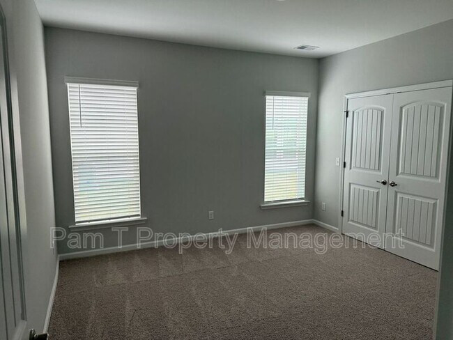 Building Photo - 400 Airways Ave