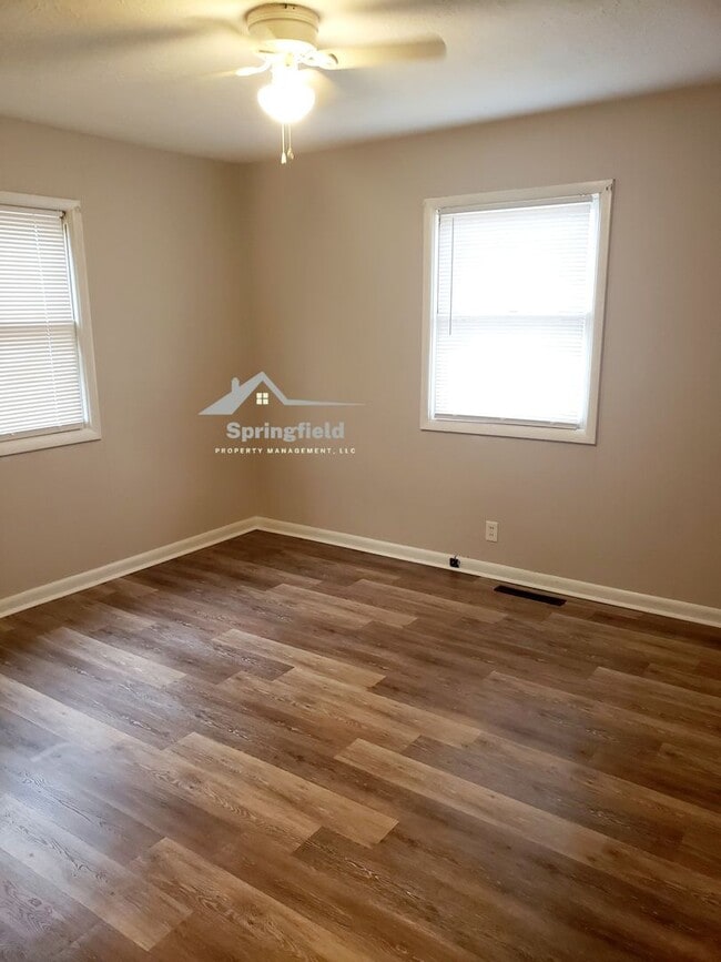 Building Photo - Cute Bunglo Style,  2 Bed Rooms, 1 Bath, 1 Car Garage w/ Opener