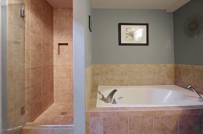 Building Photo - 400 Village Pkwy