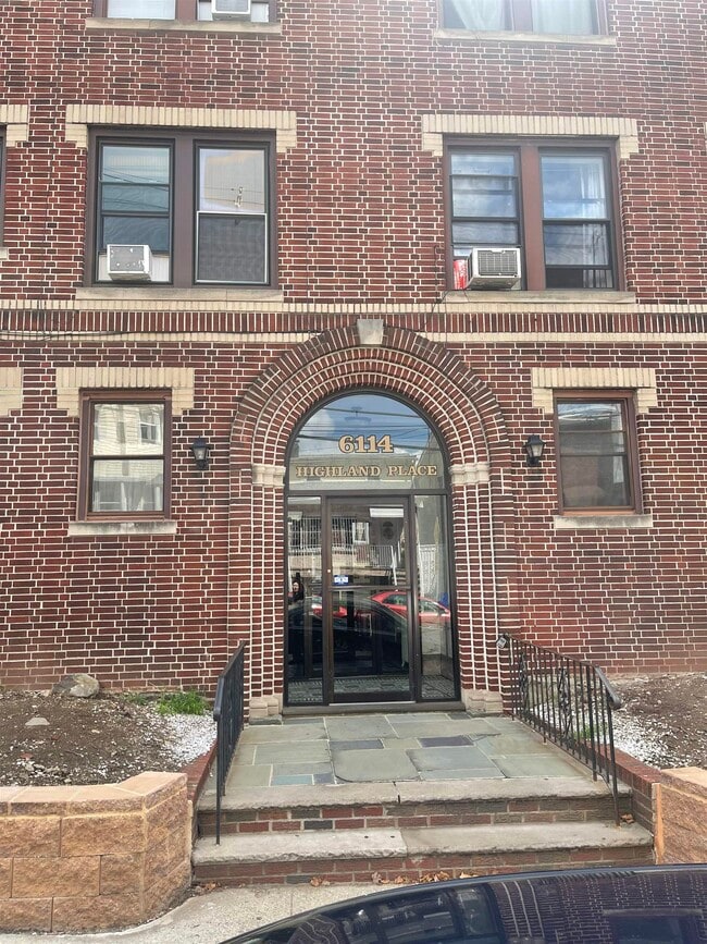 Building Photo - 6114 Highland Pl