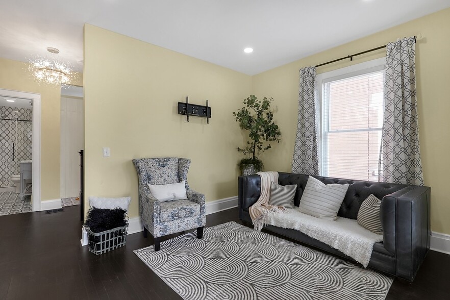 Lots of natural lighting. - 1756 Oak St