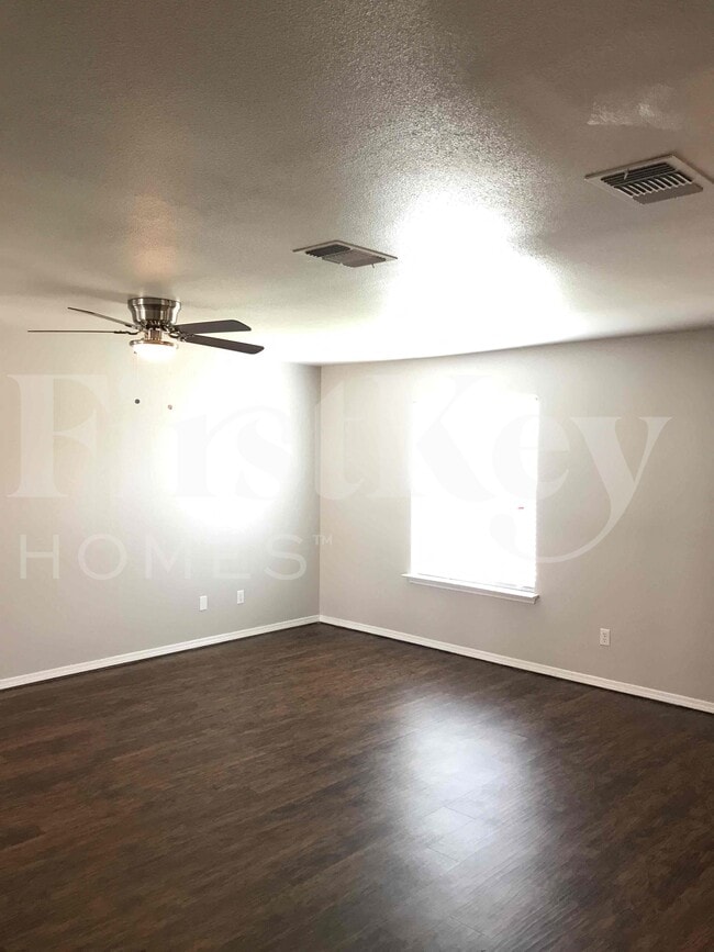 Building Photo - 10631 S Shaenridge
