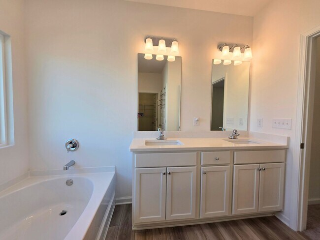 Building Photo - 3BR/2BA home with internet included