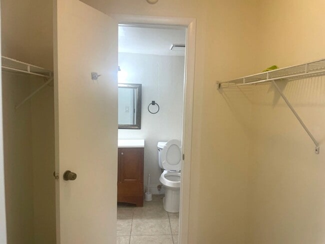 Building Photo - Spacious 3BR/2BA Condo Near Siesta Key Beach – Amenities Included!