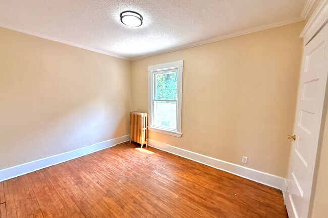 Building Photo - Renovated House for Rent!