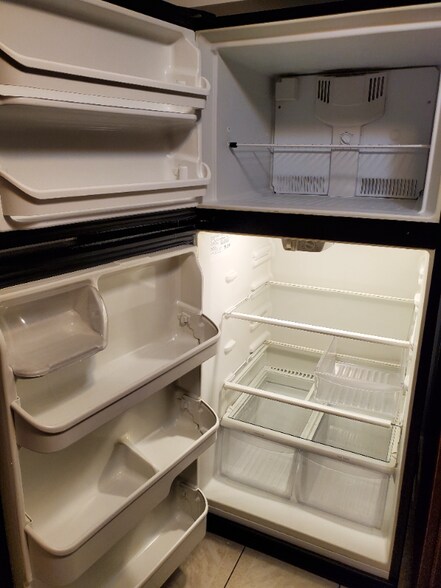 Building Photo - 6440 W Montrose Ave