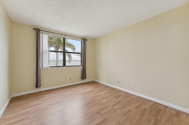 Building Photo - 734 Executive Center Dr
