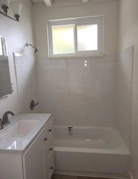 Building Photo - 17 Fontaire