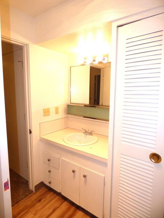 Building Photo - Rent Special: 1/2 Off May's Rent!! - Downstairs 2 Bedroom Unit