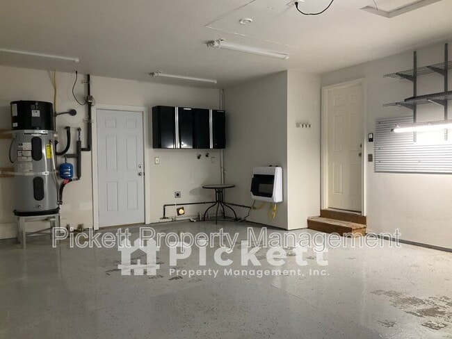 Building Photo - 609 NE Roswell Dr