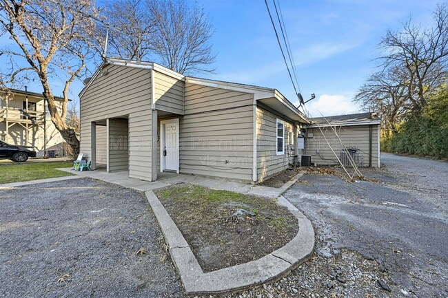 Building Photo - 817 S Elm St