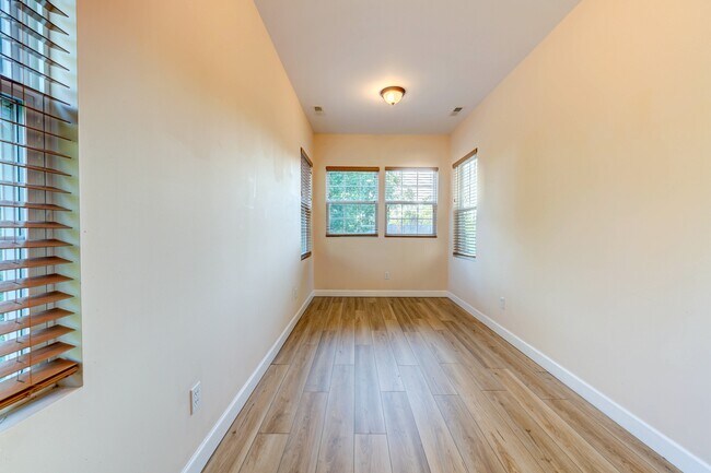 Building Photo - 1140 Collingwood Dr