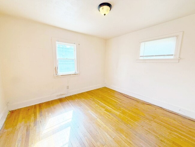 Building Photo - 3 BED 1 BATH BEAUTIFUL SINGLE FAMILY HOME