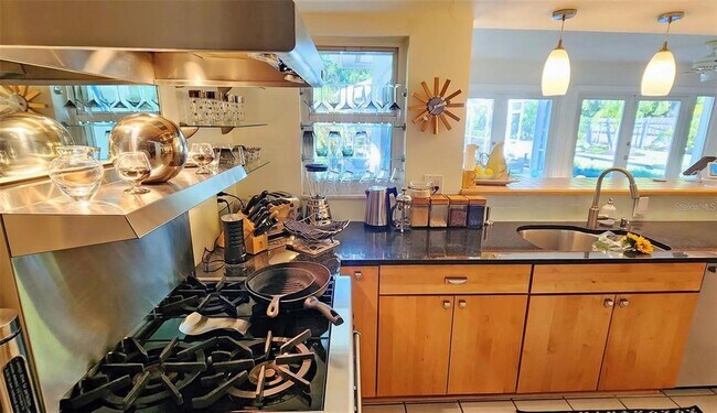 Building Photo - 329 Bernard Ave