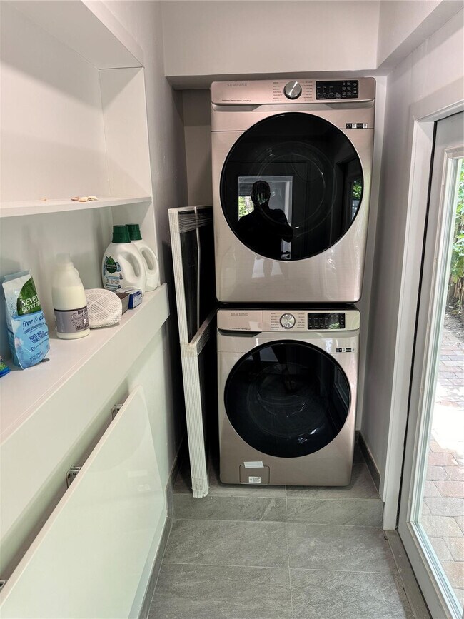 Building Photo - 2020 Coral Reef Dr