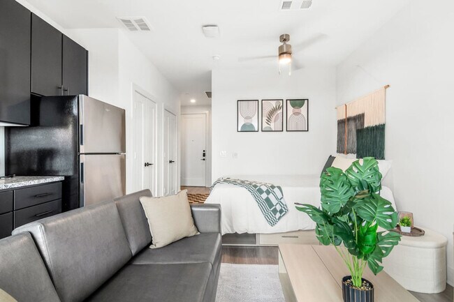 Building Photo - 701 Richmond Ave.