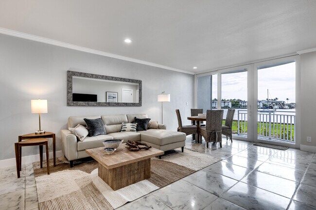 Building Photo - 2508 Bay Dr