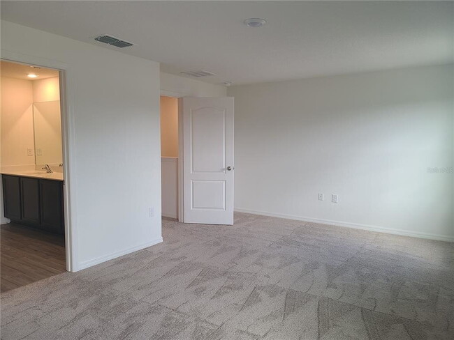 Building Photo - Beautiful 2-Bedroom Townhouse in Tampa | Brand New Paint & Vinyl Floors!