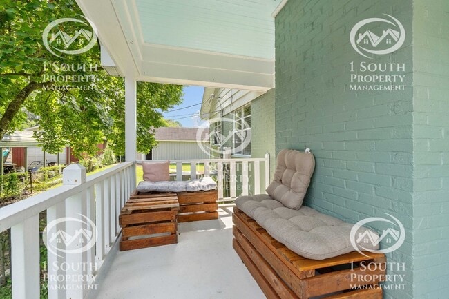 Building Photo - 300 Thornhill Cir