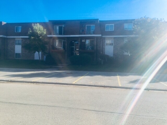 Primary Photo - 1075 Valley Ln