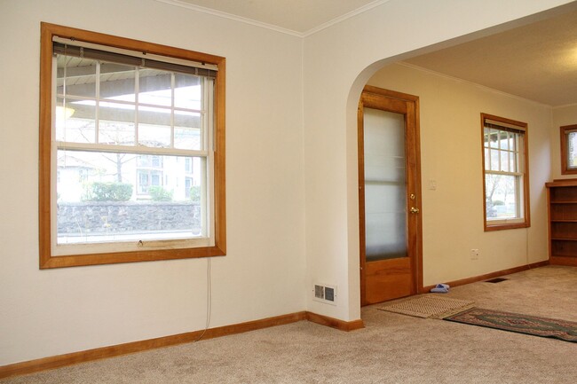 Building Photo - RENT SPECIAL - $500 off! Charming 1 Bed + ...