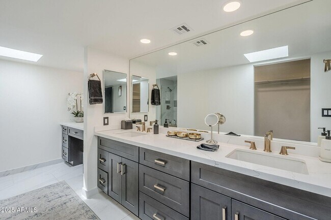 Building Photo - 7322 E Sierra Vista Dr