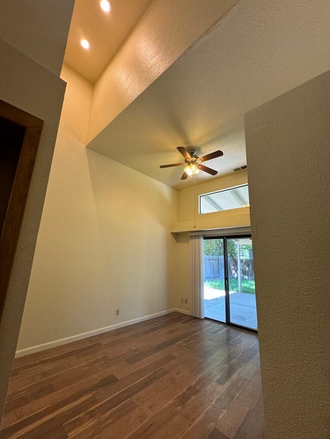 Building Photo - Beautifully spacious 3 bedroom 2 bath home...
