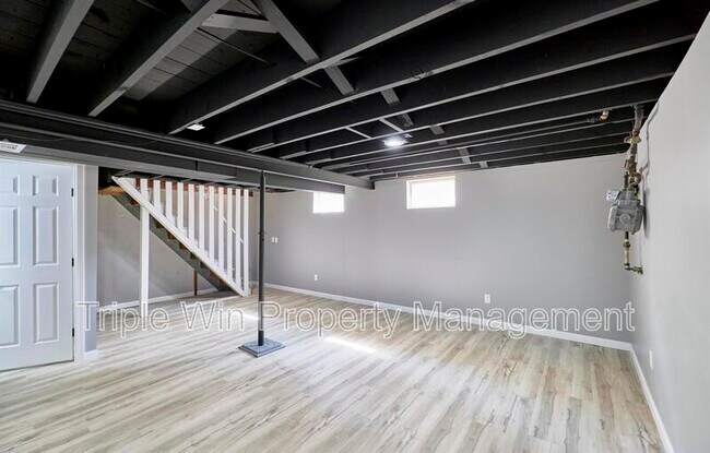 Building Photo - 9823 Meadowview Dr
