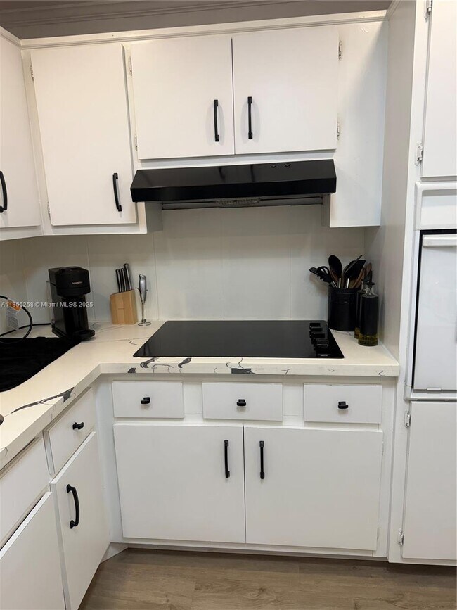 Building Photo - 400 Kings Point Dr