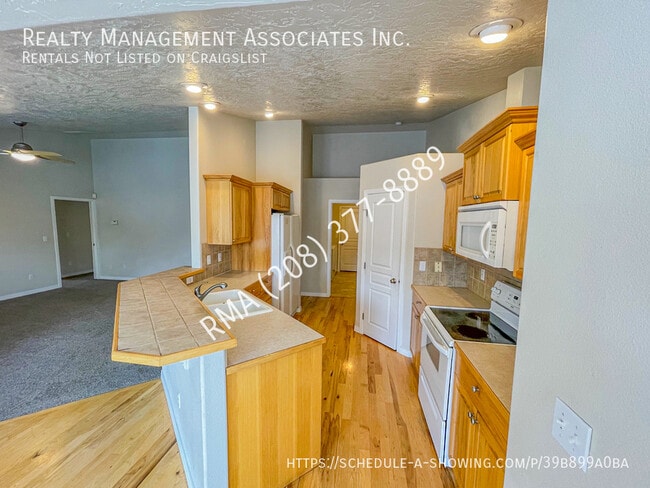 Building Photo - 611 W Calderwood St