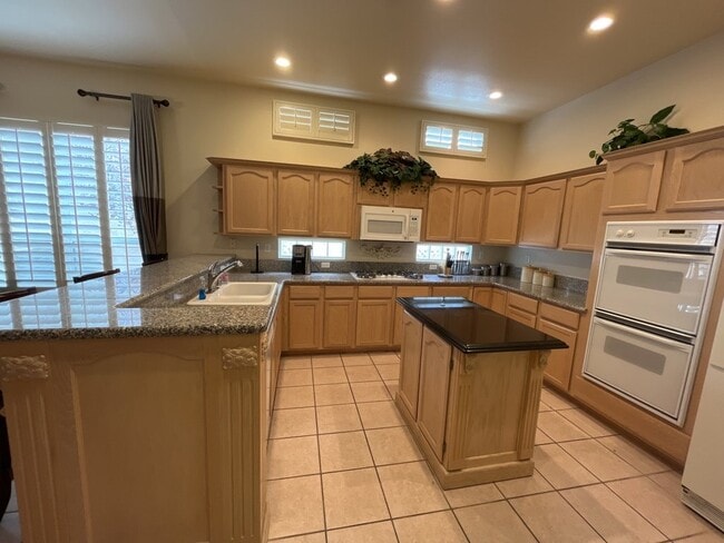 Building Photo - Beautiful 3 bedroom home with pool located in Castle Gate Community