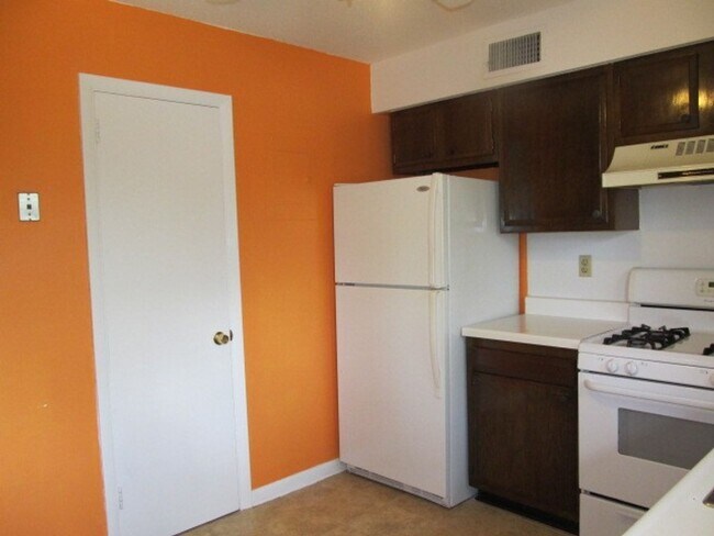 Building Photo - Chapel Hill / Hamlin Park Apt. AVAILABLE