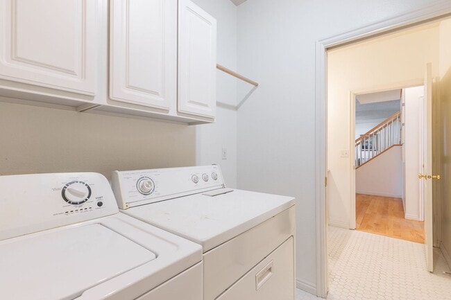 Building Photo - 3 Bed 2.5 Bath In The Heart Of Eagle