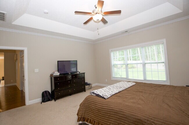 Building Photo - "Large 3-Bedroom plus BONUS Retreat with S...