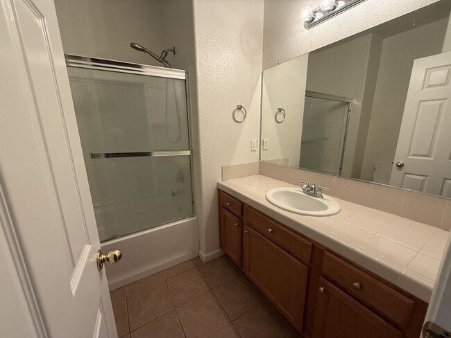 Building Photo - Spacious and Beautiful 4 bedroom luxury ho...