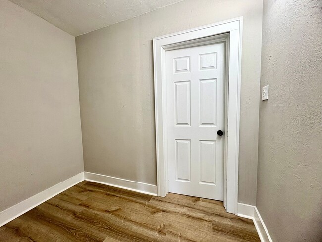 Building Photo - 3 Bedroom 1 Bathroom in York with Sunroom,...