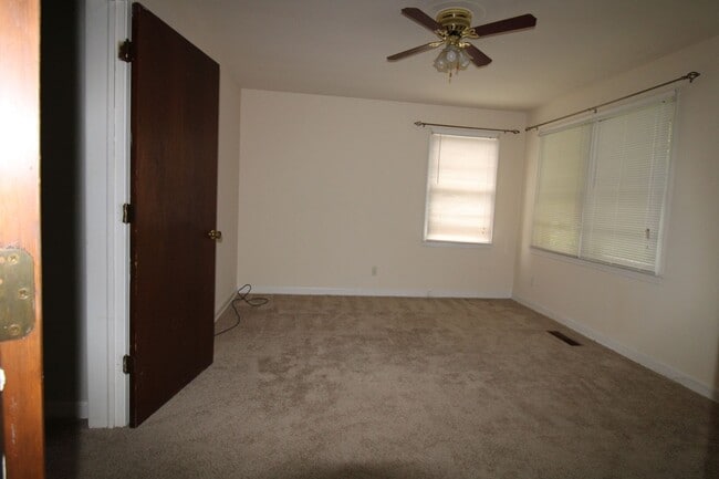 Building Photo - Conveniently Located Duplex