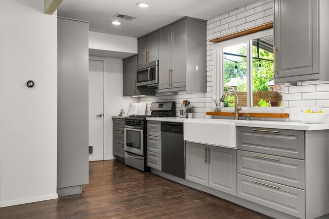 Building Photo - 309 Craigmont Dr