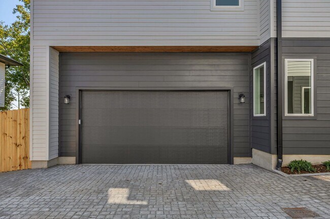 Building Photo - 5917 Robertson Ave