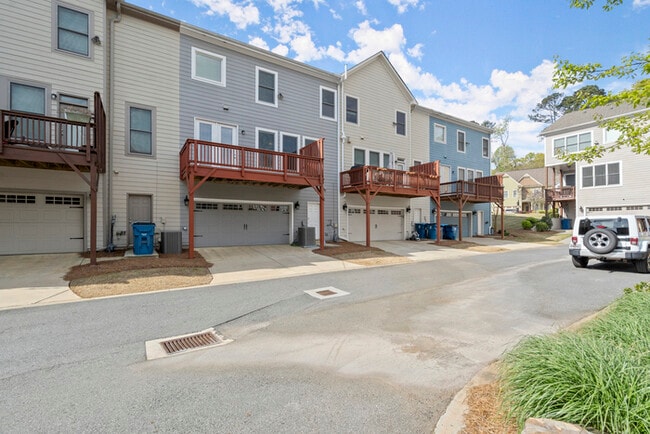 Building Photo - Townhouse - 4 Beds - 4 Bath