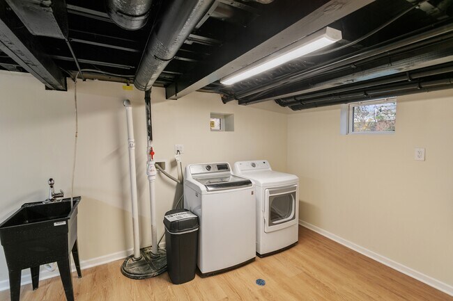 Building Photo - 635 E Prairie Ave