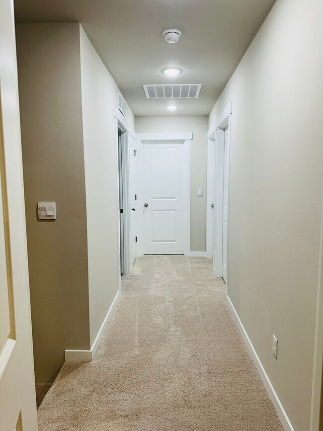 Building Photo - Newer 3-Story 3 Bedroom DR Horton Home in ...